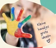 Een kind laat een hand met vrolijke kleuren verf zien