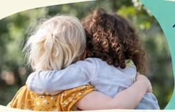 Twee kinderen geven elkaar een knuffel