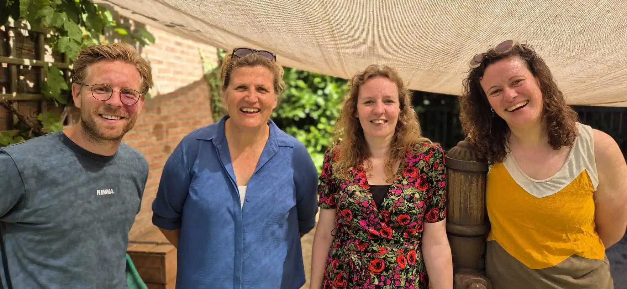 De leden van de oudercommissie van Poespas in de tuin van het kinderdagverblijf