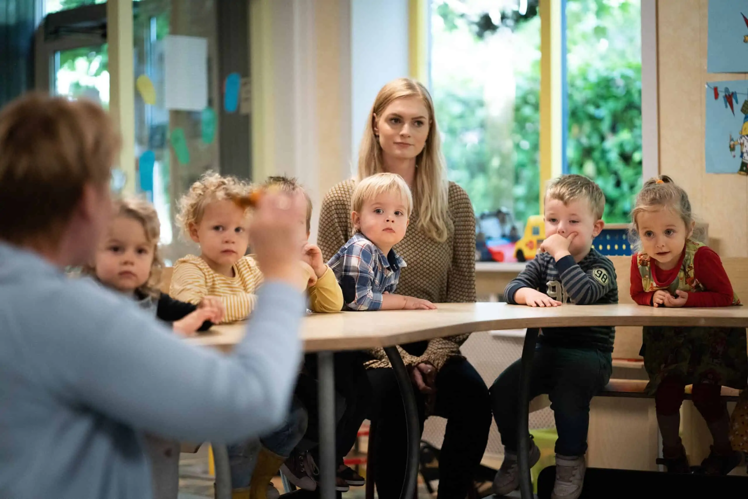 Peuter is geconcentreerd aan het spelen bij Poespas