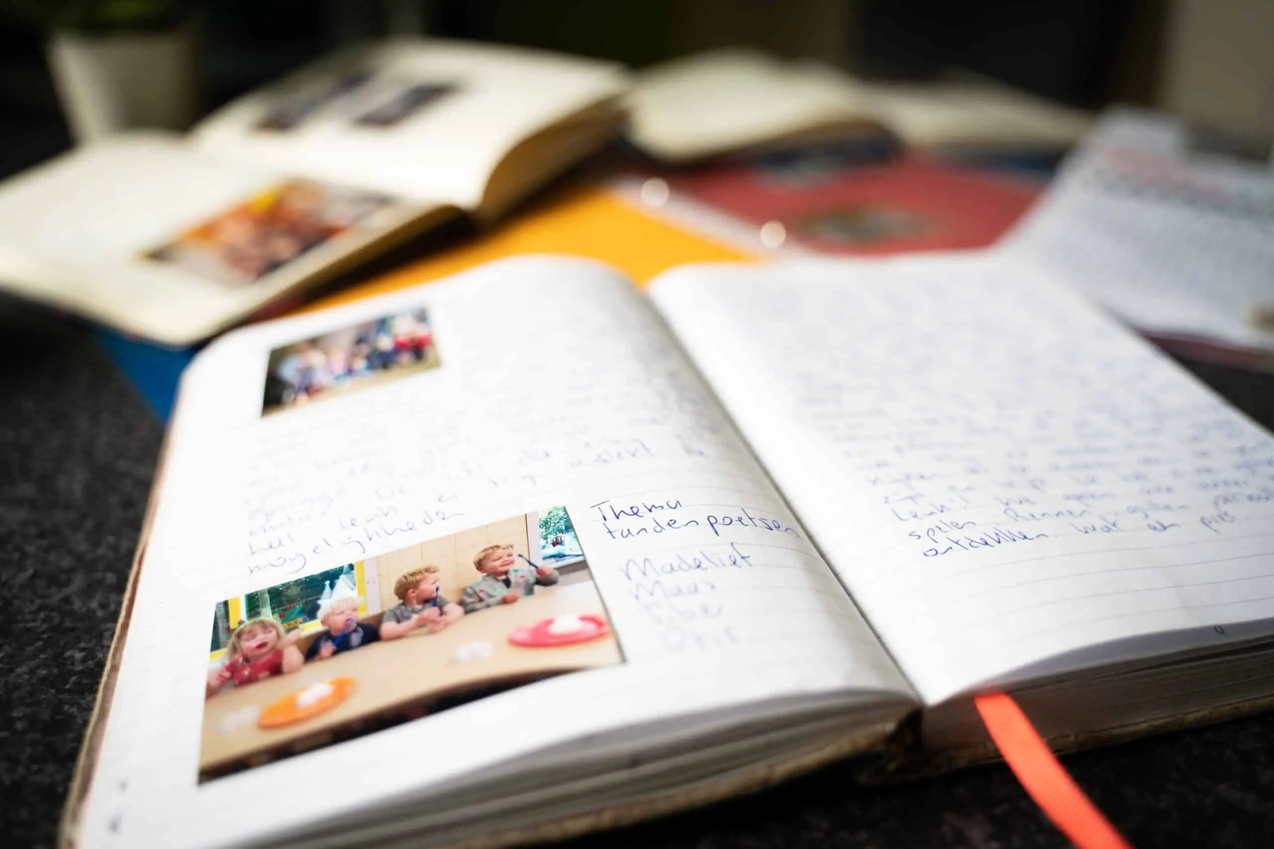 Handgeschreven schriftjes met foto's en verhalen van een dag bij Poespas