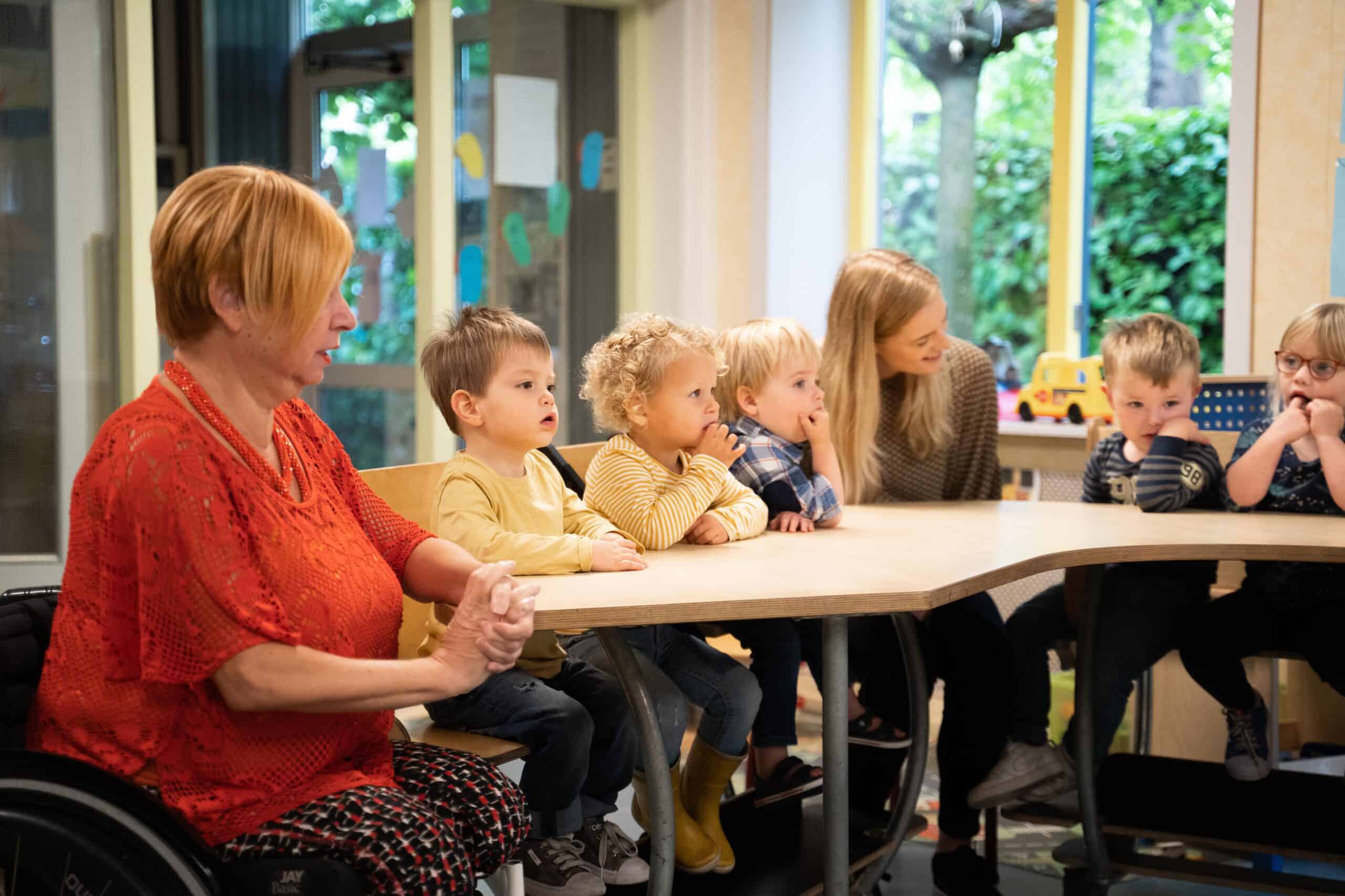 Kinderen knutselen aan tafel bij Poespas