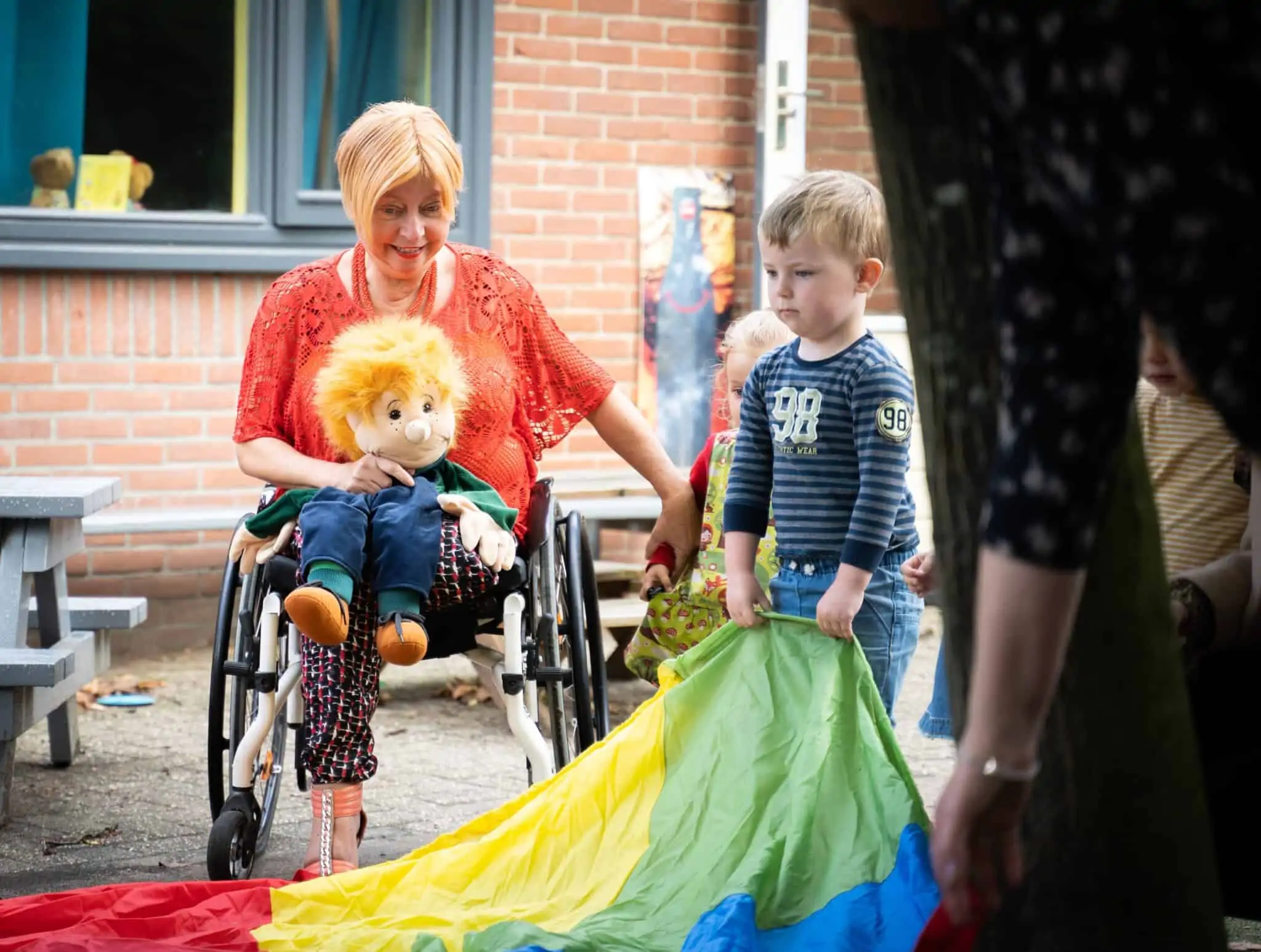 Kinderen spelen samen buiten bij kinderdagverblijf Poespas