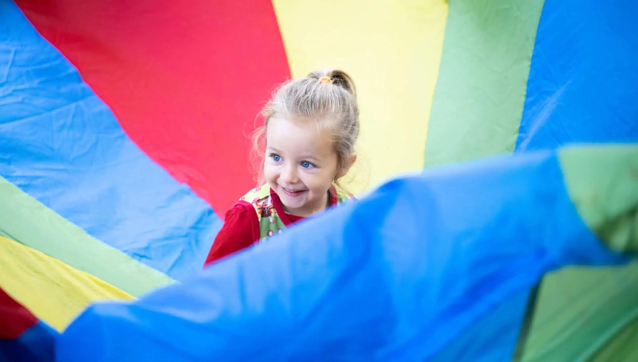 Kinderen spelen buiten in de grote tuin van Poespas in Nijmegen